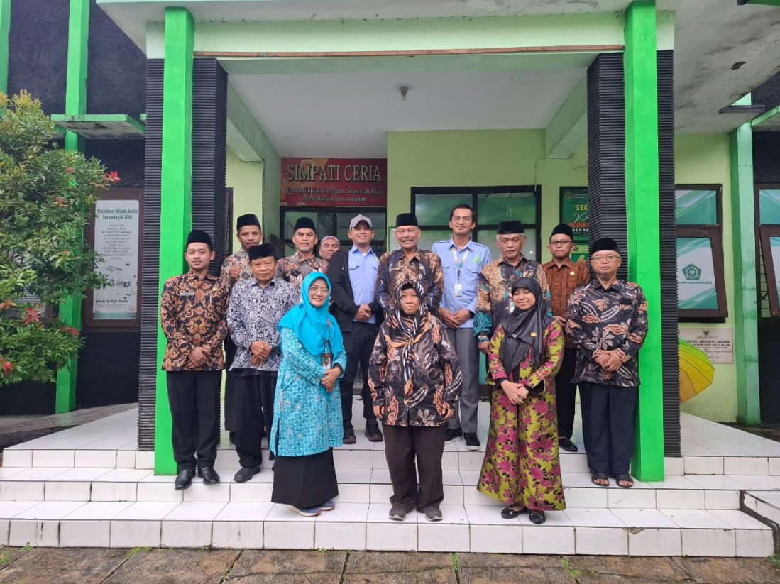 Nasihat Pernikahan Anas Fauzie untuk Pasangan Muda di KUA Sukun