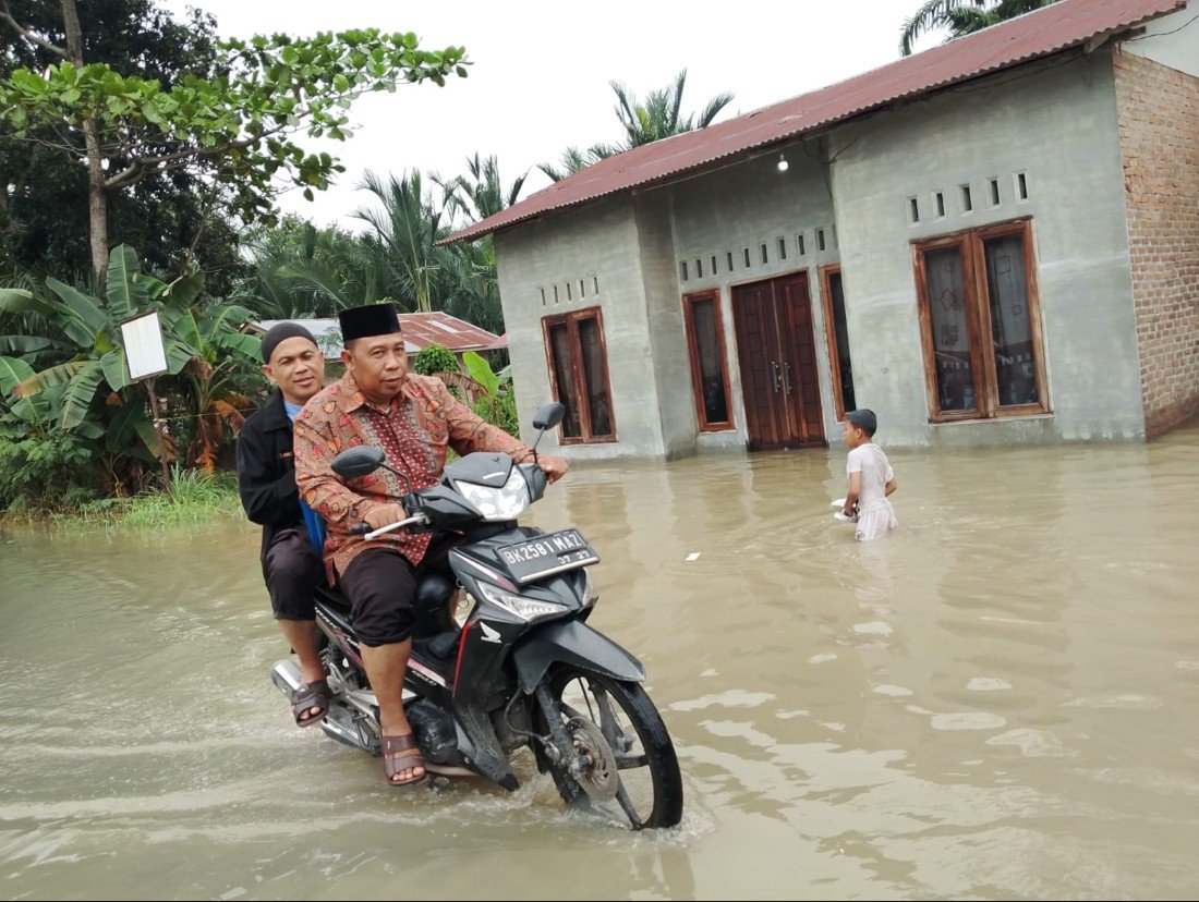 Penghulu KUA Pantai Cermin Menembus Banjir Demi Akad Nikah